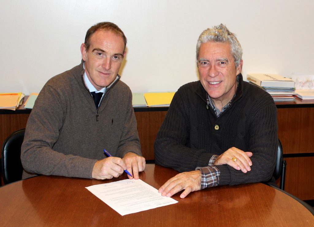 Signature de la convention par Pierre Ronchail, proviseur du lycée et Gilles Champion Pt du TPC